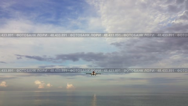 Airplane before landing over tropical sea. Стоковое видео, видеограф Михаил Коханчиков / Фотобанк Лори