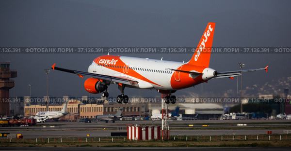Airplane EasyJet airline lands on the runway in an aeroport El Prat city of Barcelona. Board number G-EZFZ (2020 год). Редакционное фото, фотограф Яков Филимонов / Фотобанк Лори