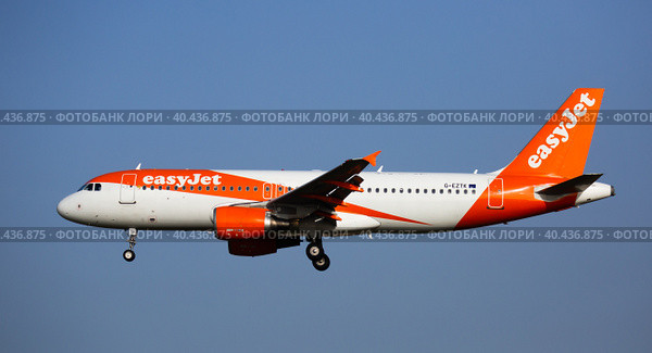 Airplane EasyJet airline lands on the runway in an aeroport El Prat city of Barcelona. Board number G-EZFZ (2020 год). Редакционное фото, фотограф Яков Филимонов / Фотобанк Лори