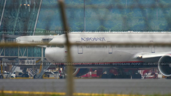 Airplane taxiing before departure (2017 год). Редакционное видео, видеограф Игорь Жоров / Фотобанк Лори