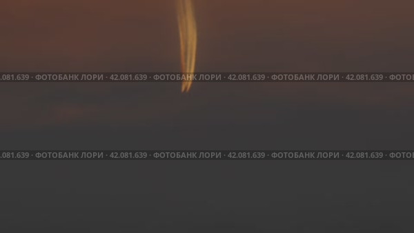 Airplane with contrail at orange sunset. Стоковое видео, видеограф Данил Руденко / Фотобанк Лори