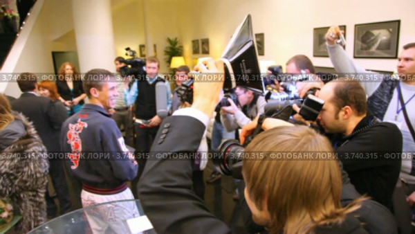 Актер Алексей Панин дает интервью и фотографируется на XIV церемонии награждения блокбастера (2011 год). Редакционное видео, видеограф Losevsky Pavel / Фотобанк Лори