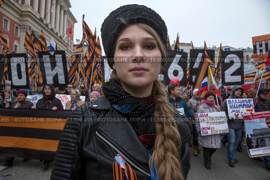 Активистка НОД Катасонова Мария Владимировна во время шествия в рамках акции "Мы едины" в российский праздник День народного единства на Тверской улице в городе Москве, Россия 4 ноября 2015. Редакционное фото, фотограф Николай Винокуров / Фотобанк Лори