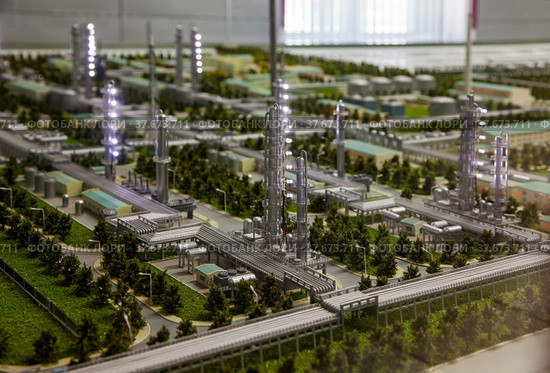 Aktobe region/Kazakhstan - May 04 2012: Scale miniature (maquette) of modern oil refinery and gas processing plant. Distillation columns with lights.. Редакционное фото, фотограф Alexey Rezvykh / Фотобанк Лори
