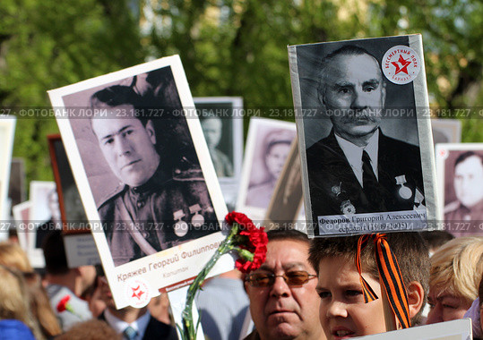 Акция "Бессмертный полк" на Алтае (2013 год). Редакционное фото, фотограф Марина Орлова / Фотобанк Лори