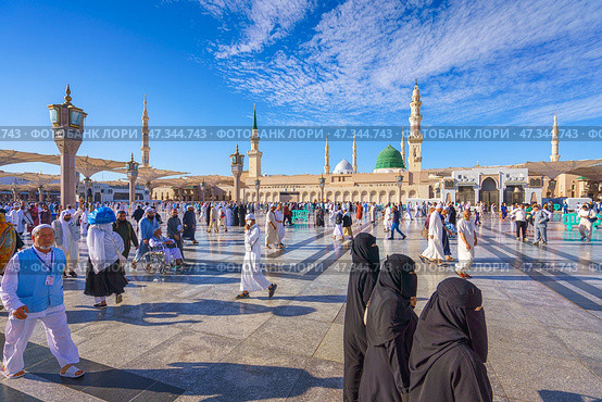 Al-Madinah al-Munawwarah, Saudi Arabia - Mar 09 2023, 4k, Pilgrims walk through the main mosque of the Prophet Muhammad Al-Masjid an-Nabawi, Al-Madinah al-Munawwarah, Saudi Arabia. Редакционное фото, фотограф Сергей Богомяко / Фотобанк Лори