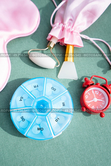 alarm clock with sleeping mask and pill box, sleep-wake disorders concept, insomnia therapy, sleep difficulties and deprivation. sleeping mask alarm clock, sleep-wake disorders. Стоковое фото, агентство Ingram Publishing / Фотобанк Лори