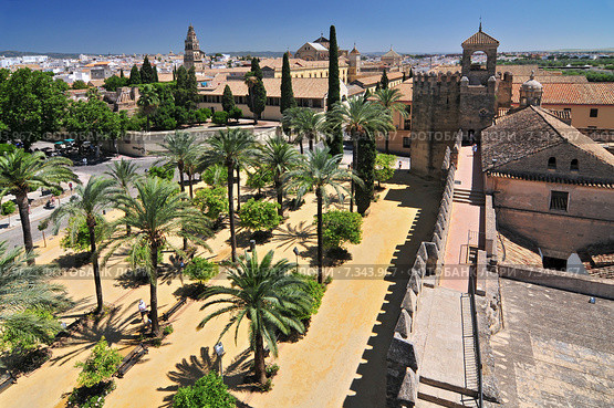 Alcázar de los Reyes Cristianos with Mezquita and Rio Guadalquivir, Córdoba province, Andalucía, Spain. Редакционное фото, агентство BE&W Photo / Фотобанк Лори