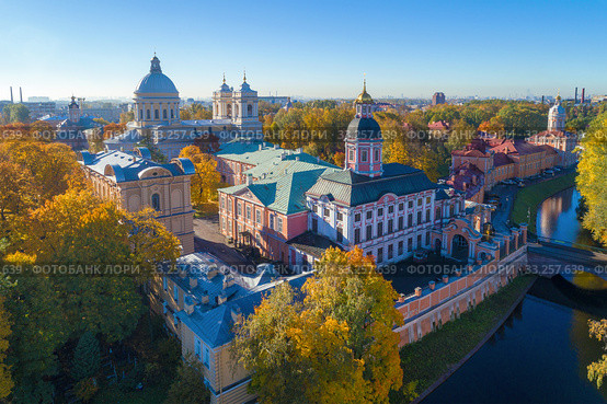 Александро-Невскую лавра золотой осенью (аэросъемка). Санкт-Петербург, Россия (2018 год). Стоковое фото, фотограф Виктор Карасев / Фотобанк Лори