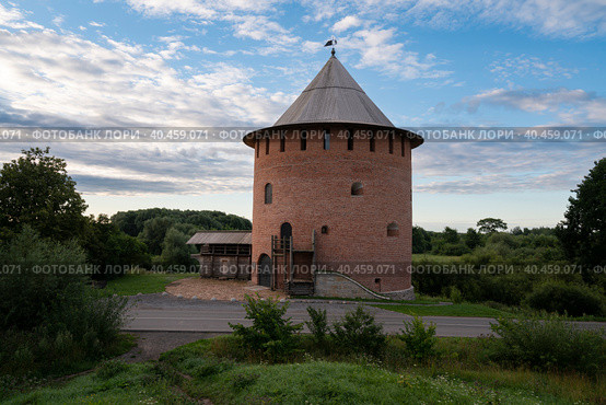 Alekseevskaya (White) tower on a summer morning, Veliky Novgorod, Russia. Стоковое фото, фотограф Ula Ulachka / Фотобанк Лори