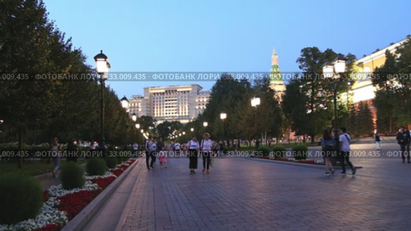 Alexander Garden near the Kremlin, Moscow, Russia (at night) (2020 год). Редакционное видео, видеограф Владимир Журавлев / Фотобанк Лори