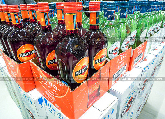 Алкогольные напитки в бутылках Мартини вермут готовы к продаже (2020 год). Редакционное фото, фотограф FotograFF / Фотобанк Лори