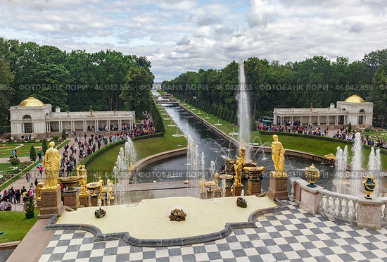 Аллея фонтанов, большой каскад, тритоны. Петергоф (2019 год). Редакционное фото, фотограф Василий Мальцев / Фотобанк Лори