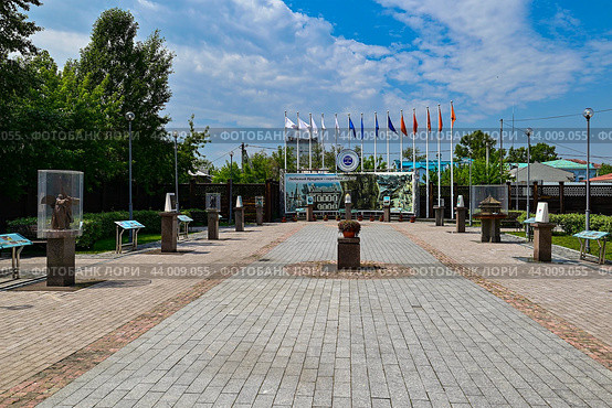 Аллея городов-побратимов. Город Иркутск (2024 год). Редакционное фото, фотограф Александр Тараканов / Фотобанк Лори