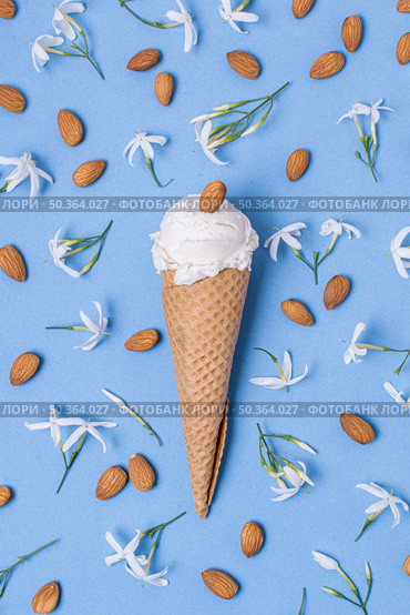 almond vanilla ice cream scoop with cone. Стоковое фото, агентство Ingram Publishing / Фотобанк Лори