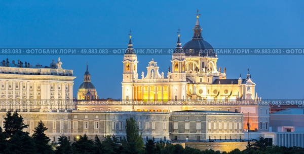 Almudena Cathedral at dusk. Madrid, Spain. Стоковое фото, агентство Ingram Publishing / Фотобанк Лори