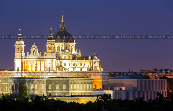 Almudena Cathedral at dusk. Madrid, Spain. Стоковое фото, агентство Ingram Publishing / Фотобанк Лори