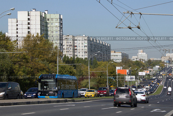 Алтуфьевское шоссе на въезде в район Владыкино. Москва (2020 год). Редакционное фото, фотограф Елена Орлова / Фотобанк Лори