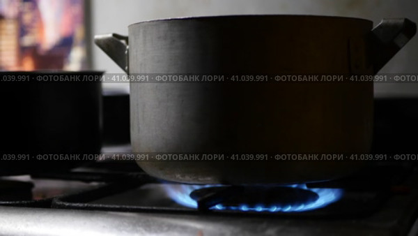 Алюминиевая кастрюля стоит на старой грязной газовой плите. Съёмка в движении. Стоковое видео, видеограф Евгений Ковальский / Фотобанк Лори