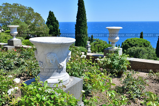Alupka, Crimea - July 06. 2019. Vases in the landscape of Vorontsovsky Park. Редакционное фото, фотограф Володина Ольга / Фотобанк Лори