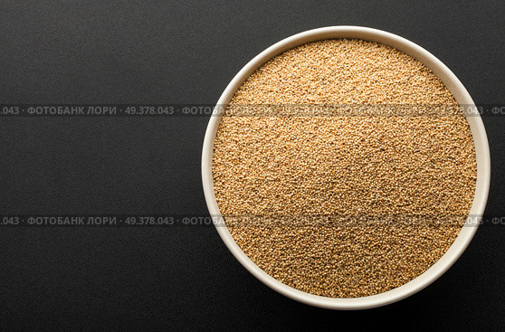 amaranth seeds in ceramic bowl isolated on dark background. top view. Стоковое фото, агентство Ingram Publishing / Фотобанк Лори