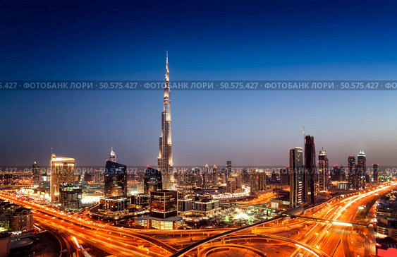 Amazing sunset dubai downtown skyline with tallest skyscrapers and beautiful blue sky, Dubai, United Arab Emirates. Стоковое фото, агентство Ingram Publishing / Фотобанк Лори