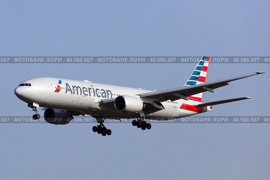 American airliner approaching to runway at El Prat Airport (2020 год). Редакционное фото, фотограф Яков Филимонов / Фотобанк Лори