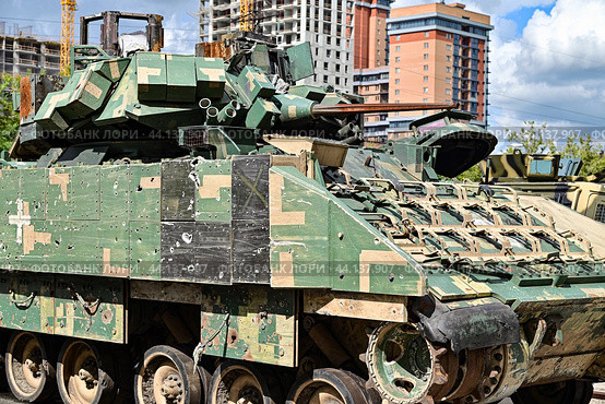 Американская БМП W2A2 «BRADLEY». Гусеничная бронированная машина армии США. Передвижная выставка трофейной техники НАТО "Сила v правде- гордость и победа" (2024 год). Редакционное фото, фотограф Александр Тараканов / Фотобанк Лори
