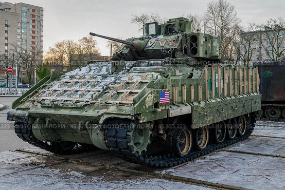 Американская боевая машина пехоты М2А2 Бредли. Выставка трофейной техники из зоны специальной военной операции. Санкт-Петербург. Редакционное фото, фотограф Виктор Карасев / Фотобанк Лори