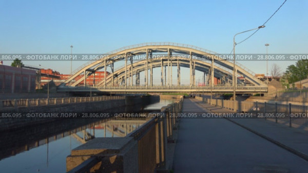 Американские мосты на Обводном канале солнечным майским вечером. Санкт-Петербург (2018 год). Стоковое видео, видеограф Виктор Карасев / Фотобанк Лори