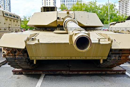 Американский танк M1A1SA «ABRAMS». Передвижная выставка трофейной техники НАТО "Сила v правде- гордость и победа". Город Тюмень (2024 год). Редакционное фото, фотограф Александр Тараканов / Фотобанк Лори