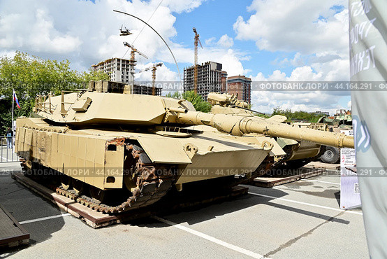 Американский танк M1A1SA «ABRAMS». Передвижная выставка трофейной техники НАТО "Сила v правде- гордость и победа". Город Тюмень (2024 год). Редакционное фото, фотограф Александр Тараканов / Фотобанк Лори