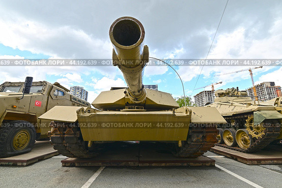 Американский танк M1A1SA «ABRAMS». Передвижная выставка трофейной техники НАТО "Сила v правде- гордость и победа". Город Тюмень (2024 год). Редакционное фото, фотограф Александр Тараканов / Фотобанк Лори