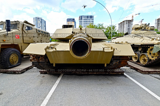 Американский танк M1A1SA «ABRAMS». Выставка трофейной техники из зоны СВО. Город Тюмень (2024 год). Редакционное фото, фотограф Александр Тараканов / Фотобанк Лори