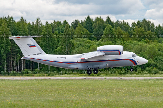 Ан-72 (бортовой RF-90372) на посадке, аэродром Мигалово, Тверь (2018 год). Редакционное фото, фотограф Alexei Tavix / Фотобанк Лори