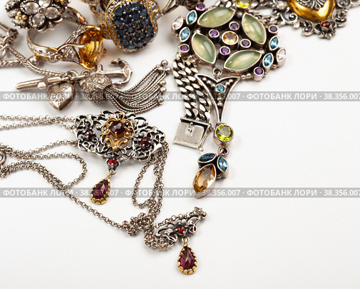 An abundance of jewelry (2022 год). Редакционное фото, фотограф Astroid / Фотобанк Лори