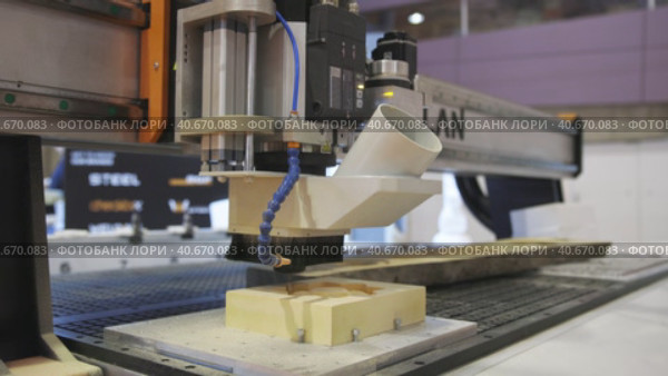 An automatic machine carves a structure inside an object at the exhibition of technologies. Стоковое видео, видеограф Константин Шишкин / Фотобанк Лори