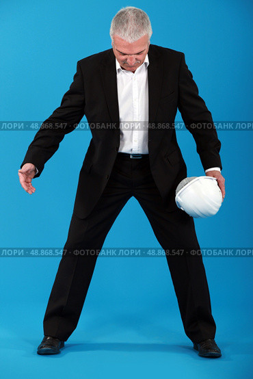 An invisible object passing between a man&rsquo;s legs. Стоковое фото, агентство Ingram Publishing / Фотобанк Лори