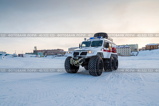Anadyr, Chukotka, Russia - January 30, 2020. Ambulance medical service vehicle (All terrain vehicle Trekol) rides on the ice of the river. Medicine and healthcare in the north of Russia in the Arctic. Редакционное фото, фотограф Андрей Степанов / Фотобанк Лори