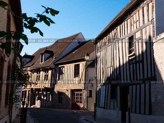 Ancient streets with fachwerk houses, Provins, France (2022 год). Редакционное фото, фотограф Яков Филимонов / Фотобанк Лори