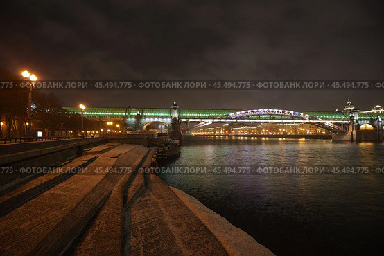 Андреевский (Пушкинский) мост мартовской ночью в Москве 2019. Редакционное фото, фотограф YuryKara / Фотобанк Лори