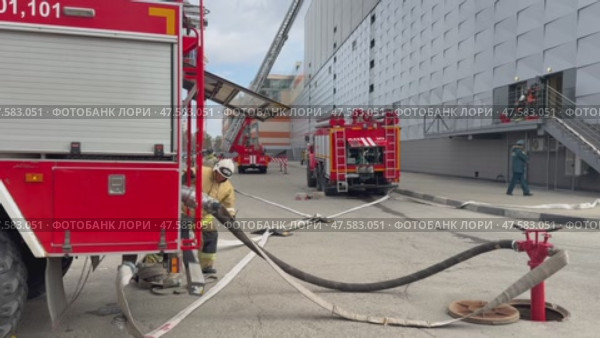 ANGARSK, IRKUTSK REGION, RUSSIA - April 08, 2025: Video of firefighters connect fire hose to street hydrant to extinguish fire. Red fire trucks on square. Preventive training of firefighters.  EMERCOM. Редакционное видео, видеограф Виктория Катьянова / Фотобанк Лори