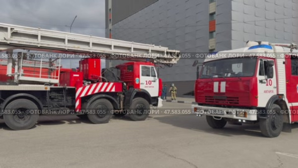 ANGARSK, IRKUTSK REGION, RUSSIA - April 08, 2025: Video of firefighters arrived in red fire trucks to the fire site. The work of the Emergencies team. Preventive training of firefighters. Редакционное видео, видеограф Виктория Катьянова / Фотобанк Лори