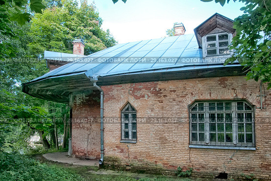 Английский домик. Дворцово-парковый ансамбль Сергиевка. Петергоф. Санкт-Петербург (2018 год). Редакционное фото, фотограф Румянцева Наталия / Фотобанк Лори