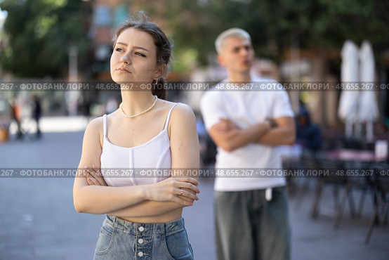 Angry interlocutors ignore each other, turn away in different directions. Husband and wife are in silent confrontation. Стоковое фото, фотограф Яков Филимонов / Фотобанк Лори