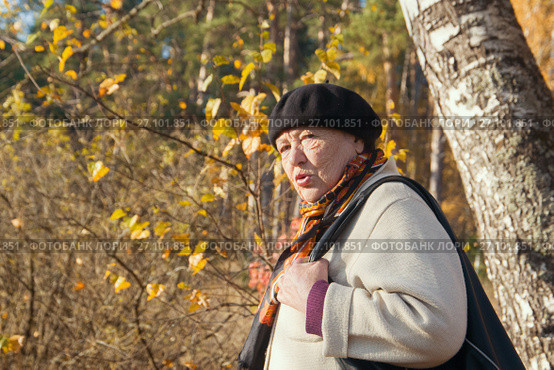 Angry old woman feels disgust in autumn park. Стоковое фото, фотограф Константин Шишкин / Фотобанк Лори