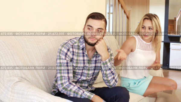 Angry young spouses having bad argue at home. Стоковое видео, видеограф Яков Филимонов / Фотобанк Лори