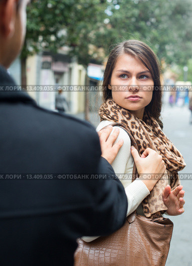 Annoying Indian guy chasing irritated woman. Стоковое фото, фотограф Яков Филимонов / Фотобанк Лори