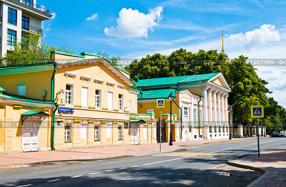Ансамбль городской усадьбы Черкасской — Баскакова. Улица Большая Никитская, дом 44, строение 3 и дом 44, строение 2. Летний солнечный день. Москва. Россия (2023 год). Редакционное фото, фотограф E. O. / Фотобанк Лори