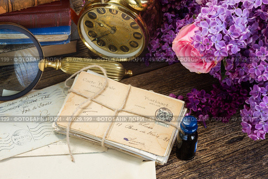 antique  clock with pile of mail. antique alarm clock with pile of mail and flowers. Стоковое фото, агентство Ingram Publishing / Фотобанк Лори
